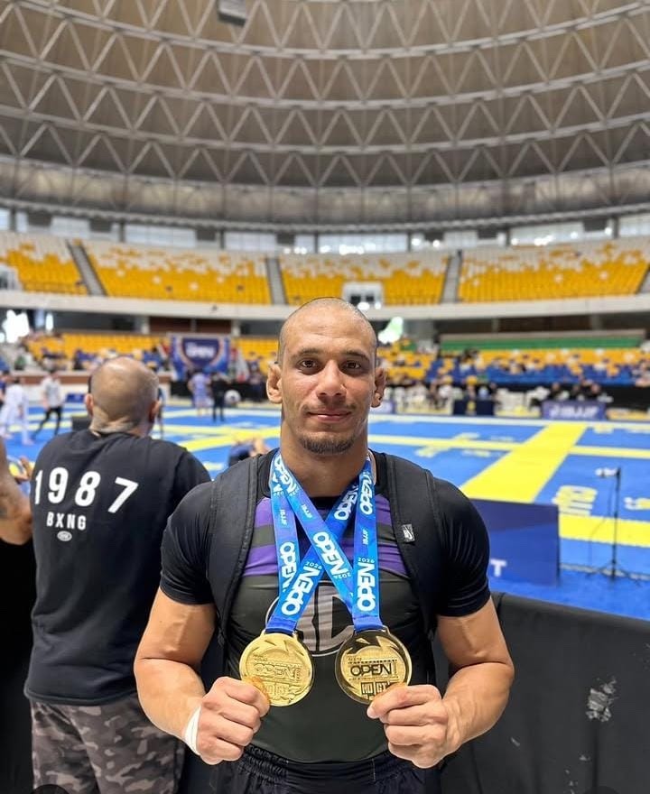 Professor Anderson, professor de Jiu-Jitsu e NoGi da ECVO, com medalhas de competição